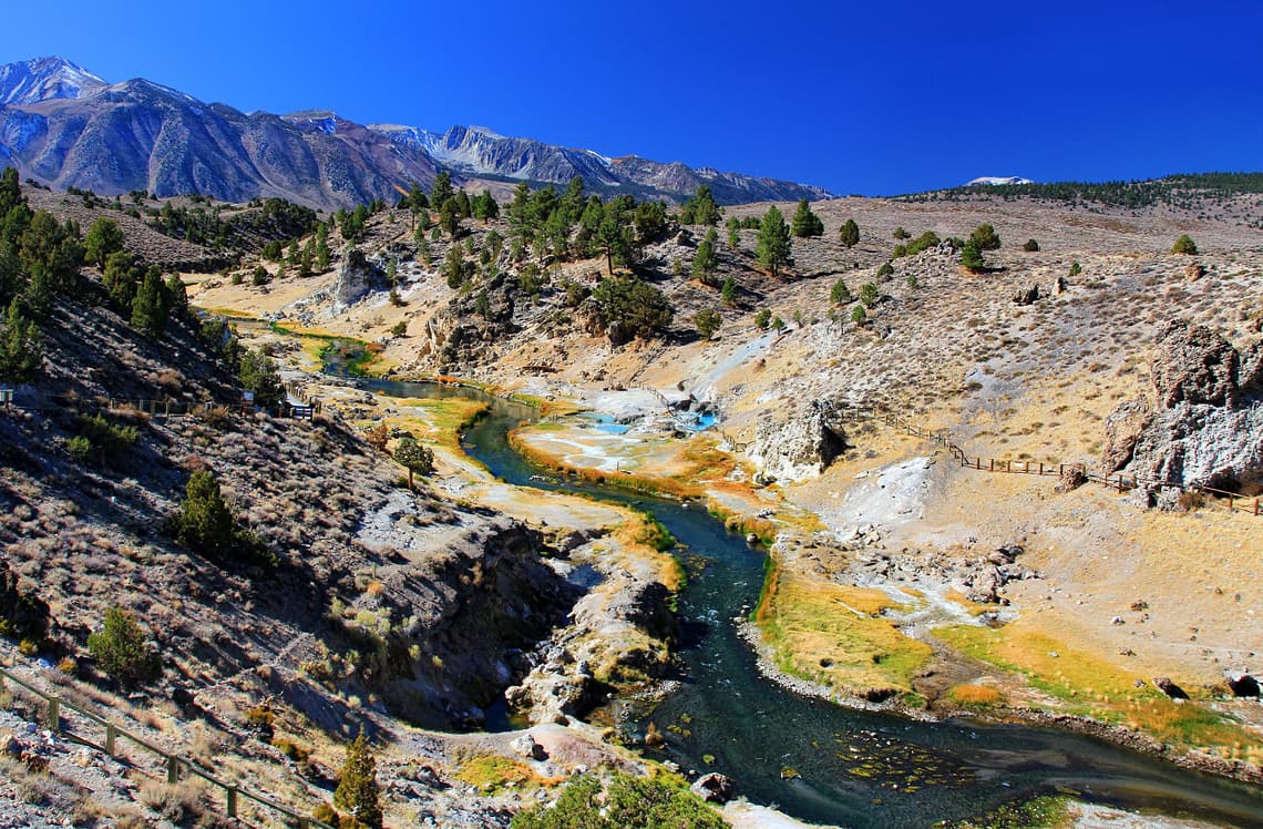 <b>18 -Long Valley Caldera, California. </b>Está ubicada en el límite entre Sierra Nevada y la Provincia de Cuenca y Cordillera. Según un reciente estudio este súper volcán de California, que entró en erupción con resultados devastadores hace cientos de miles de años, tiene un vasto depósito de magma semifundido que mide 240 millas cúbicas.