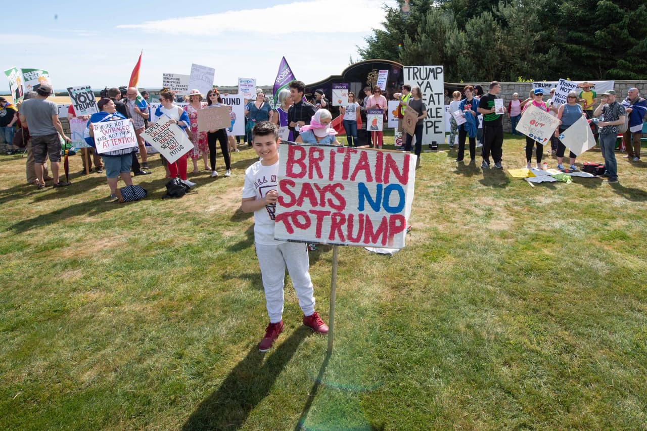 "Los británicos le decimos no a Trump" se lee en otro de los carteles que se usaron para interrumpir el campestre paisaje del resort.