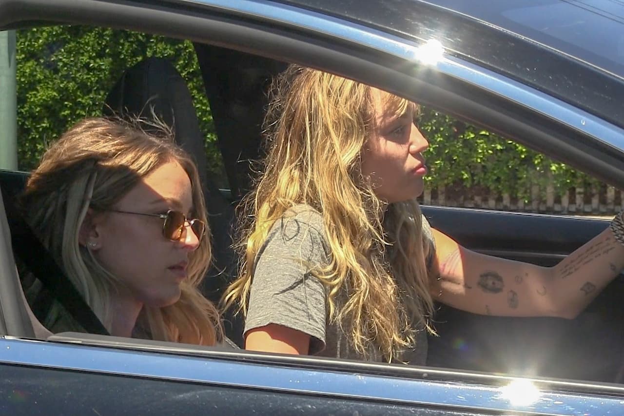 Las jóvenes han sido captadas juntas en diferentes momentos: desde 
<b><a href="https://www.univision.com/famosos/con-su-mama-al-volante-miley-cyrus-se-pone-al-dia-con-su-amiga-kaitlynn-en-los-angeles-fotos" target="_blank">paseando por las calles de Los Ángeles</a></b> hasta detrás de bambalinas en los 
<b><a href="https://www.univision.com/famosos/estos-fueron-los-looks-mas-radicales-y-raros-de-los-mtv-vmas-2019-fotos" target="_blank">MTV VMAs 2019</a></b>.