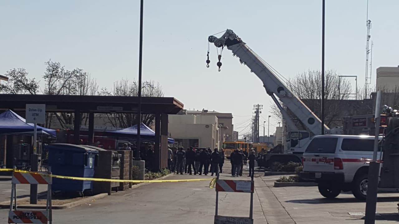 Los equipos de emergencia continúan trabajando en el área, y con maquinaria pesada extraen los escombros y las cenizas que dejó el siniestro.