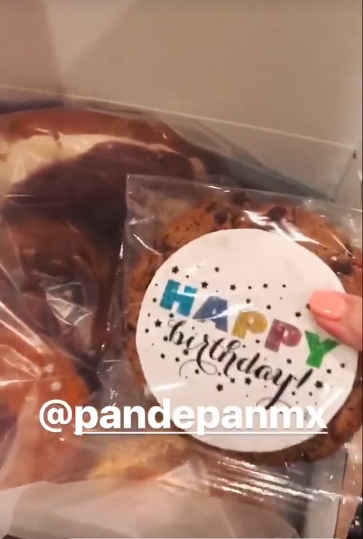 Pan de dulce también llegó a la casa de los músicos. Ella aprovechó para detallarle a sus seguidores que su pan favorito es el de almendras.