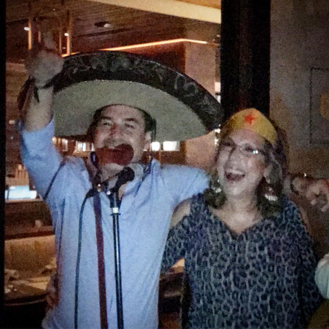 En el año 2017, Carlos tuvo la fortuna de festejar a su mamá en uno de sus cumpleaños y en la celebración hubo hasta mariachis.