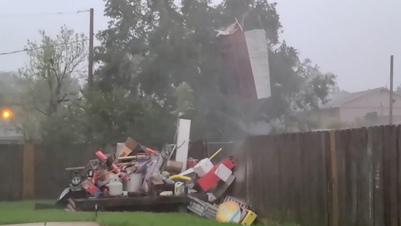 <a href="https://www.univision.com/noticias/el-momento-en-que-un-cobertizo-sale-volando-por-los-fuertes-vientos-del-huracan-zeta-video"><u>En video</u></a>. Vea el momento en que un cobertizo salió volando por los fuertes vientos del huracán Zeta a su paso por Louisiana el 28 de octubre.