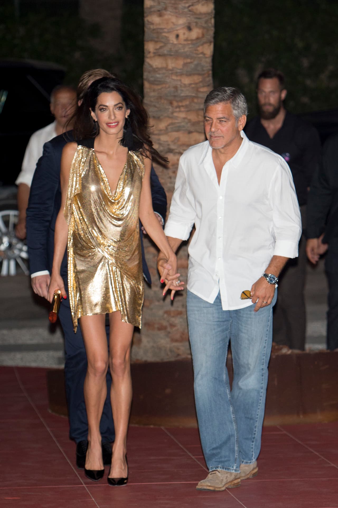 Presumiendo su espigada figura en un vestido dorado.