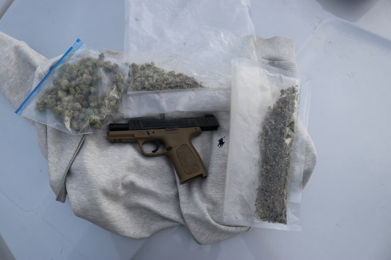 El grupo de trabajo del Departamento de la Policía de Garland trabaja con agentes de la Oficina de Alcohol, Tabaco, Armas de Fuego y Explosivos (ATF), para identificar a la persona que vendió el rifle semiautomático a un menor de edad.
<br>