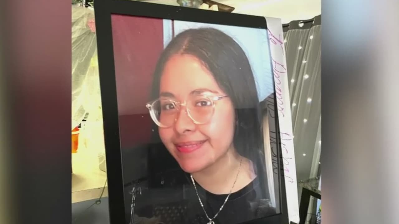 Aisha Navas, de 18 años, fue encontrada muerta en Los Ángeles. El primer examen forense apuntaba a que se trató de un suicidio, pero nuevos elementos podrían darle la vuelta al caso. 
<b><a href="https://www.univision.com/shows/primer-impacto/fue-encontrada-muerta-debajo-de-un-puente-en-los-angeles-la-familia-busca-respuestas" target="_blank">Más información aquí</a></b>.