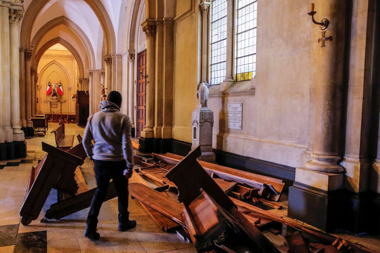 <b>La catedral de Valparaiso también sufrió destrozos</b> la noche del sábado. El toque de queda ha sido extendido a la ciudad portuaria y otras regiones aledañas de Santiago.