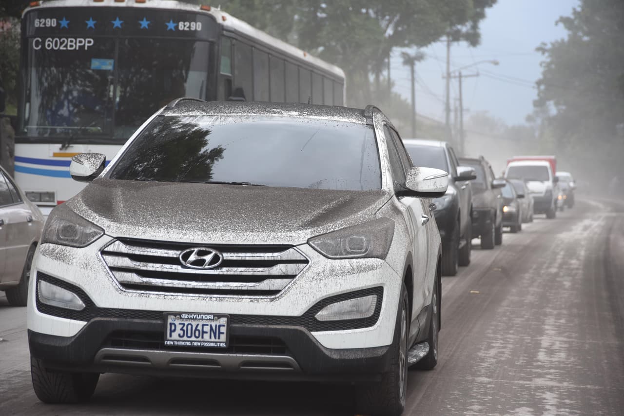 <b>Evitar manejar de no ser estrictamente necesario.</b>
<br>Especialmenete si ya se está en una zona segura, y la lluvia de ceniza es inevitable, ya que la ceniza puede entrar al auto y dañar algunos de sus sistemas.