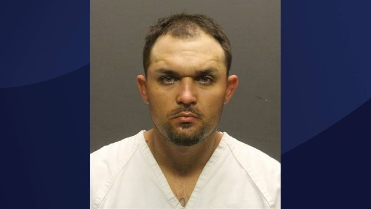 Anaya, de 39 años, se declaró culpable de un cargo por traficar con objetos robados, además de conspirar para robar, detalla el comunicado de prensa. Fue sentenciado a 6 meses en prisión y deberá permanecer 5 años bajo libertad condicional.