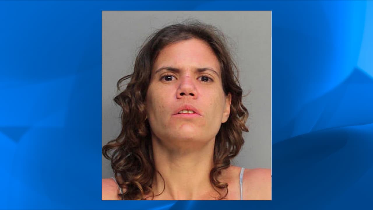 Arrestada por golpear a anciana con rastrillo