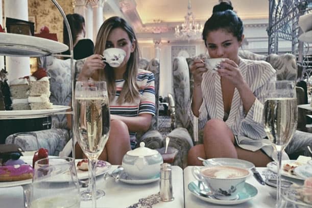 Uno de los placeres que más disfrutan los famosos es ¡la comida! Muchos de ellos no paran de presumir en sus redes sociales cómo consienten a su paladar.