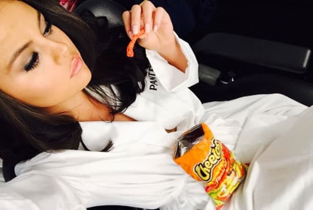 Qué mejor para calmar los antojos que alguna botanita. Selena Gomez de vez en cuando come estas famosas frituras.
