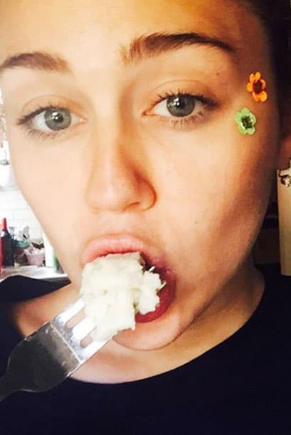 ¿Sushi, arroz, pescado? Con exactitud no sabemos, pero sí nos dimos cuenta que Miley no soltaba el bocado.