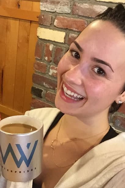 No hay nada mejor para empezar una buena mañana que con un rico café, ¿verdad Demi Lovato?
