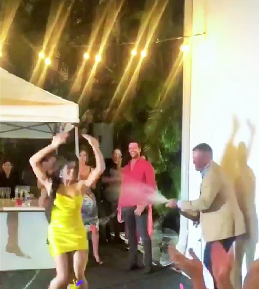 La diversión no tuvo receso y Francisca Lachapel terminó bañada en champán gracias a su prometido.
<br>