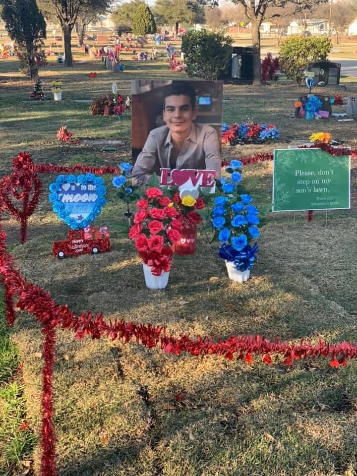 <a href="https://www.univision.com/local/san-antonio-kwex/esto-es-lo-que-se-sabe-de-la-desaparicion-de-sebastian-eduardo-el-joven-de-17-anos-que-corria-bicicleta-por-san-antonio" target="_blank">Sebastián fue reportado como desaparecido el 19 de septiembre de 2020.</a>
<a href="https://www.univision.com/local/san-antonio-kwex/familiares-creen-que-el-cuerpo-hallado-dentro-de-un-carro-quemado-pertenece-a-sebastian-eduardo-vazquez" target="_blank">El 20 de septiembre el cuerpo fue del joven de 17 años fue descubierto en el maletero de un vehículo quemado en la calle Duarte en el condado de Bexar.</a>