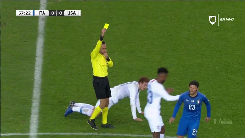 Tarjeta amarilla. El árbitro amonesta a Stefano Sensi de Italy