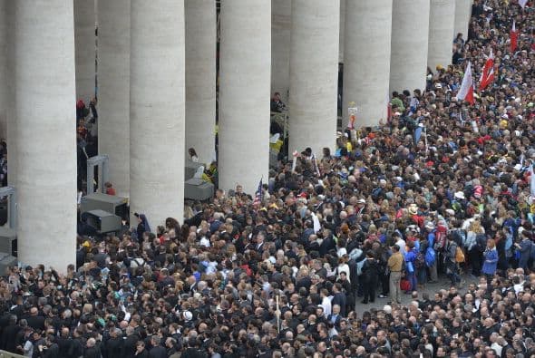 Miles aguardan por el comienzo del histórico episodio.