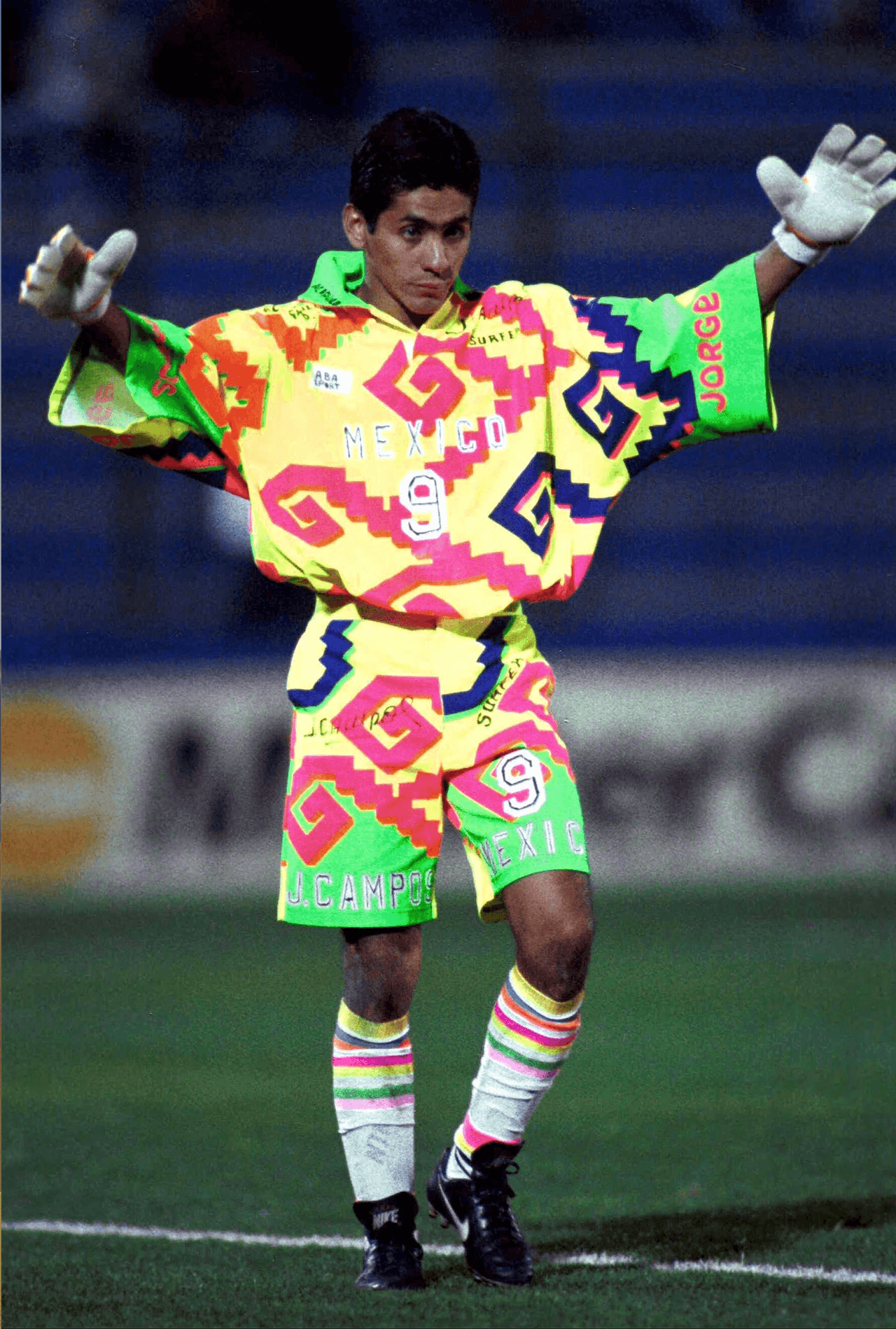 Jorge Campos, actual comentarista deportivo, desde 1994 abrió su franquicia de comida llamada ‘Sportortas’. Tiene presencia en México, California y Texas y cuenta con más de 45 sucursales.