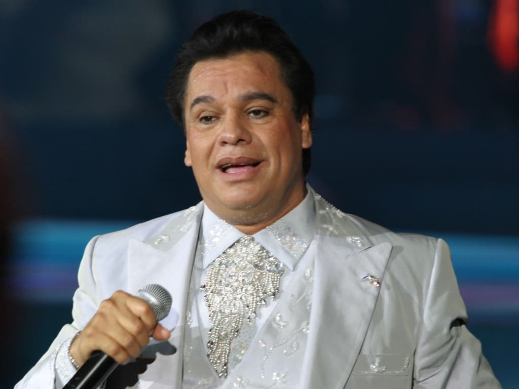 Después de su fallecimiento, Juan Gabriel rompió récord de visitas en YouTube y superó a Justin Bieber, quien llevaba 26 semanas consecutivas en el primer lugar.
<br>