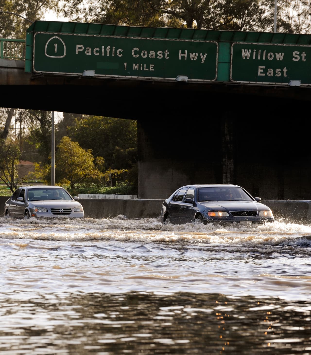 Una tormenta en enero de 2010 inundó las carreteras del sur de California. Estas imágenes corresponden a la autopista 710 de Long Beach.