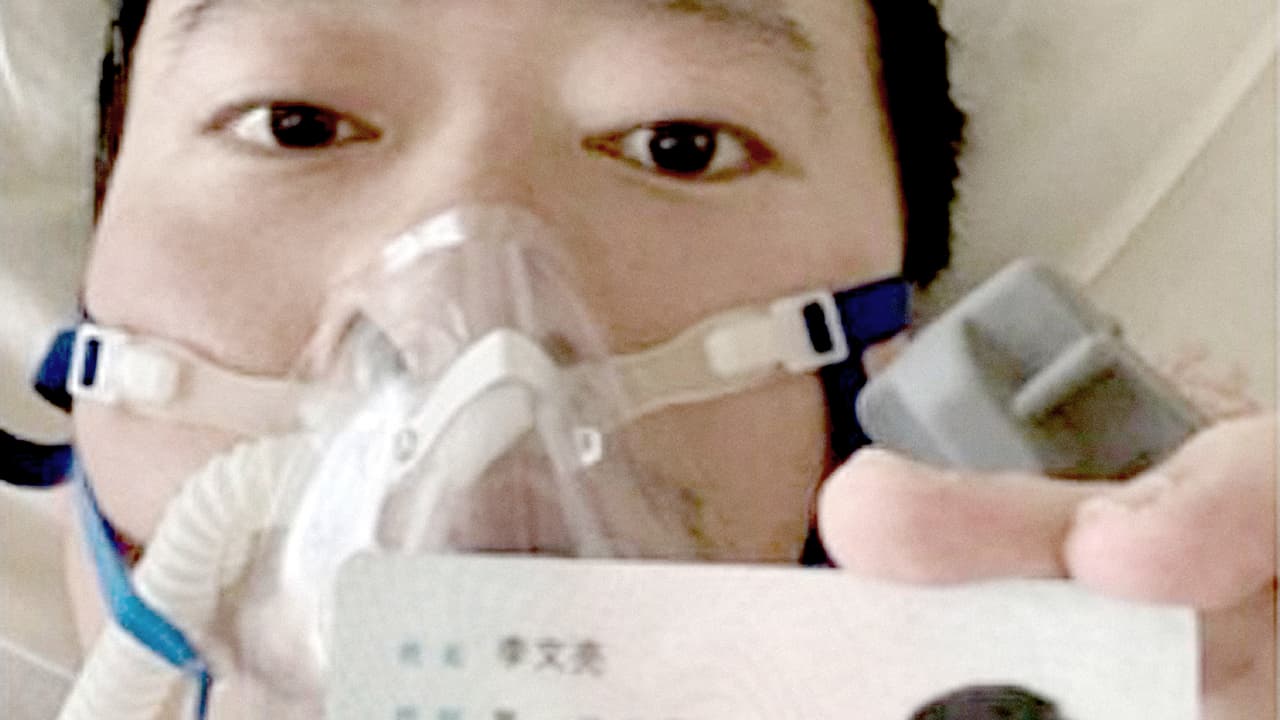 Li Wenliang publicó en Weibo, una red social similar a Twitter, una foto suya hospitalizado el 31 de enero, al día siguiente fue diagnosticado con coronavirus. La muerte de este médico oftalmólogo a causa del nuevo brote desató hoy un aluvión de críticas en todo el mundo. El médico había sido reprendido por la policía china tras ser de los primeros en alertar de la nueva neumonía.