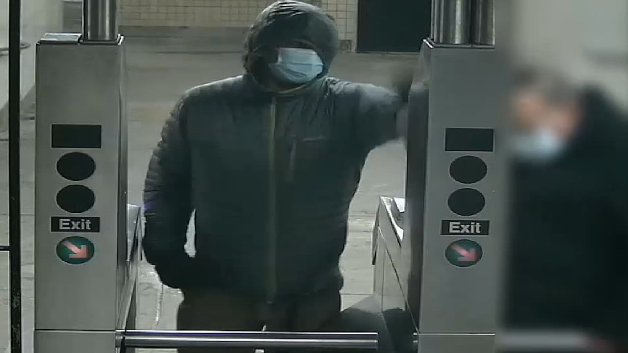 Buscan a hombre que golpeó a religioso de 74 años en estación del subway en El Bronx
