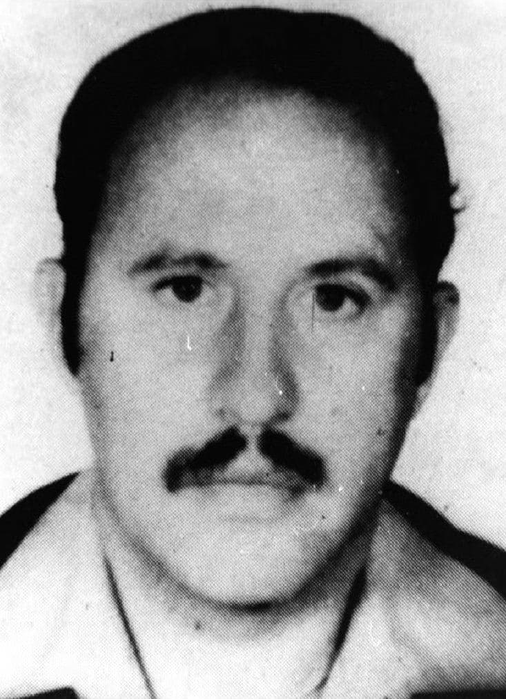 También se dice que le disparó el tiro de gracia el coronel Hugo Heliodoro Aguilar, quien lideró el grupo de asalto que llegó a la casa.