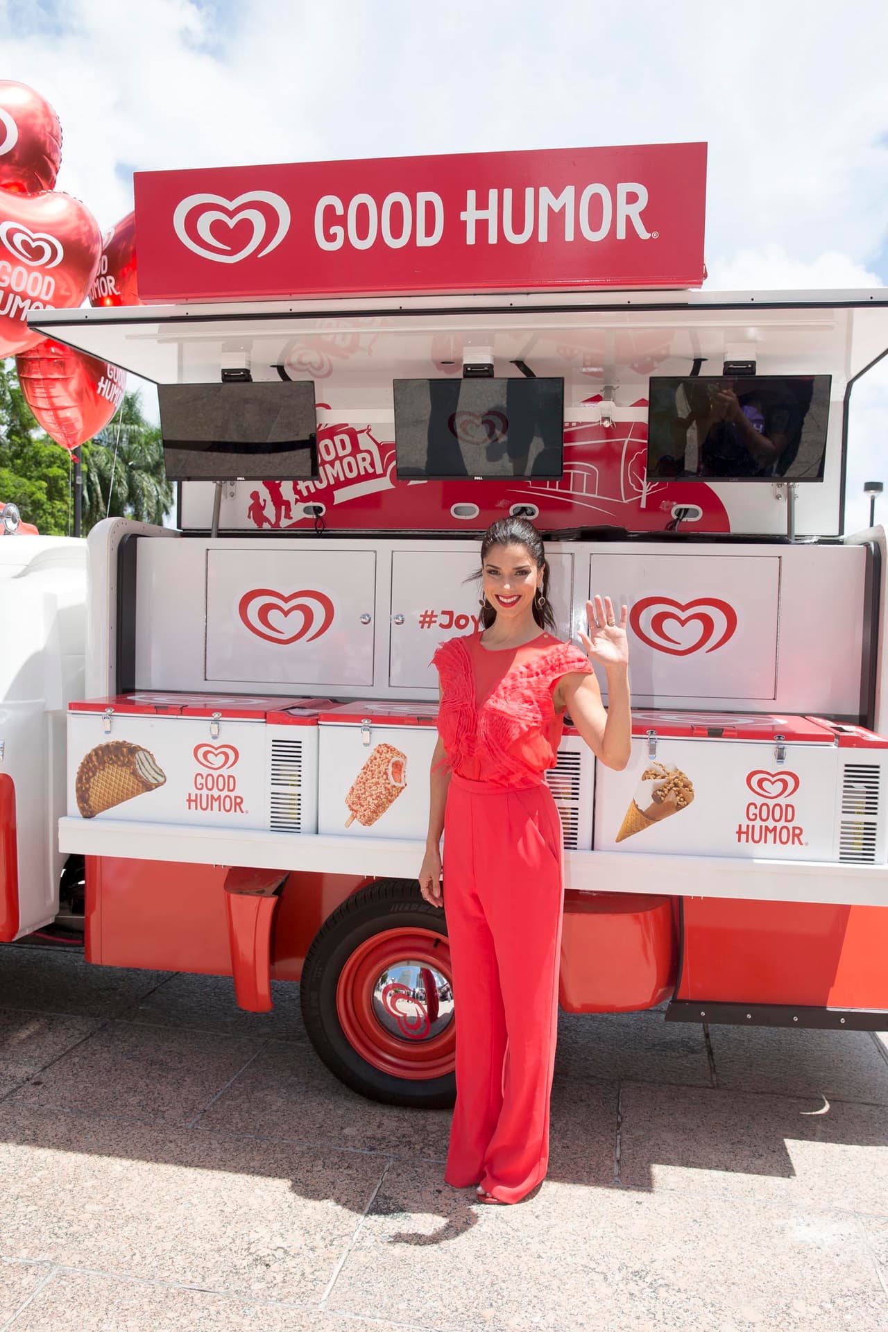 Ella hizo un gran trabajo, y la verdad es que aunque la intensión era refrescar el día, ella derritió a cuanto visitante de acercó.