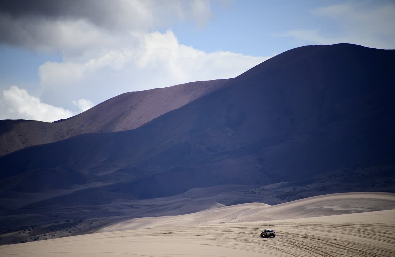 El rally Dakar es la primera gran competencia del año en automovilismo y motociclismo, en recorridos por lugares desérticos en los que los competidores incluso arriesgan su vida. En medio de esa exigencia, la belleza de la naturaleza, multicolor y diversa, adorna la carrera en Suramérica.