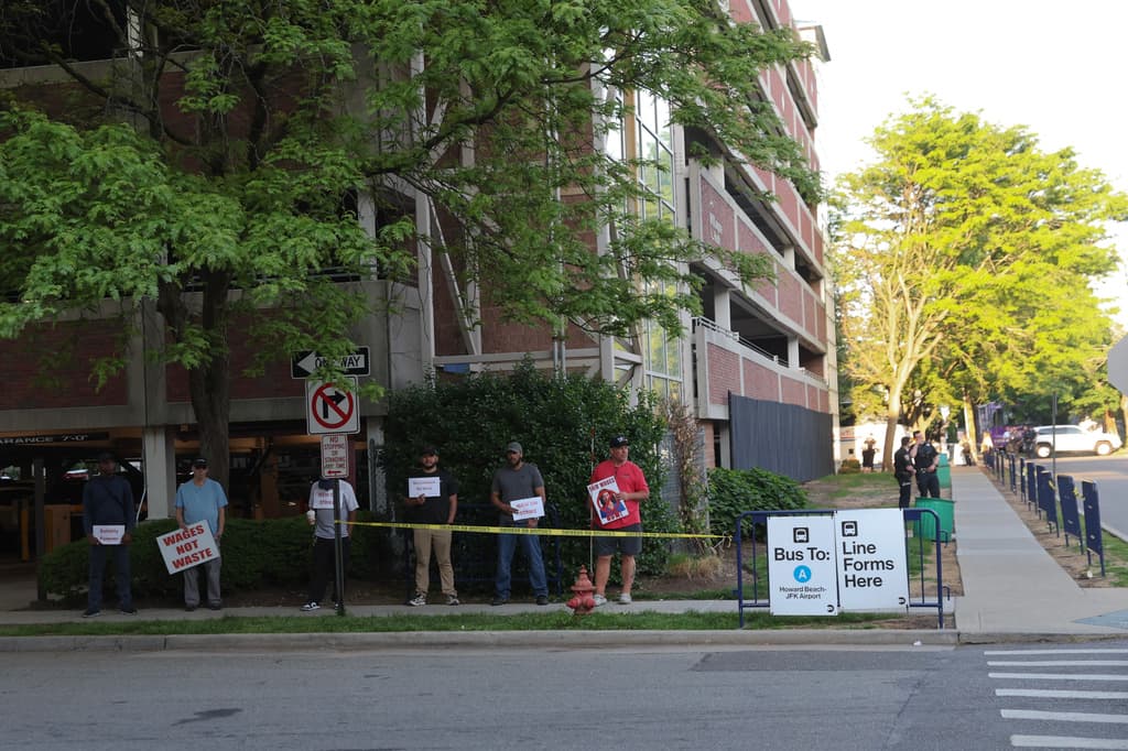 A las afueras de las estaciones del Long Island Rail Road hay trabajadores manifestándose y buscando que las personas entiendan sus reclamos a la MTA: 
<b>un aumento de salario</b> y mejores condiciones en el 
<b>seguro médico</b>.
<br>
<br>También hay letreros que indican dónde hacer la fila para subir a 
<b><a href="https://www.univision.com/local/nueva-york-wxtv/huelga-paraliza-long-island-rail-road-impacta-250000-pasajeros-nueva-york-gobernadora-explica-ayudas" target="_blank">los autobuses que conectan a los pasajeros con el condado de Queens</a></b>, en la ciudad de Nueva York. Desde allí, podrán moverse en el tren subterráneo a otros condados.