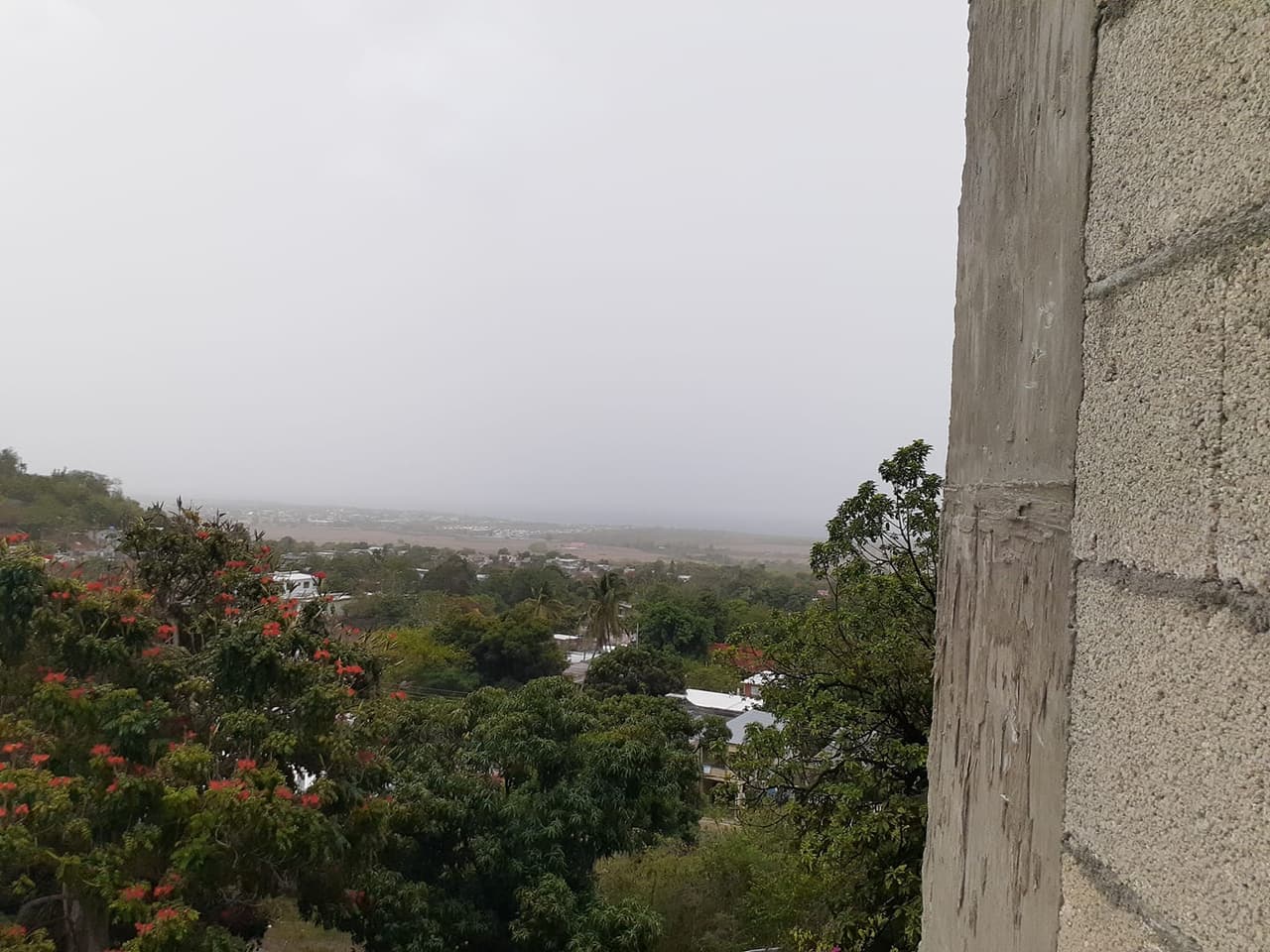 Así se ve el pueblo de Arroyo. El Dr. Bolaños del Recinto de Ciencias Médicas indicó que "la incursión de polvo del Sahara/África es sin duda alguna la peor que estamos empezando a sentir".
<br>
<br>