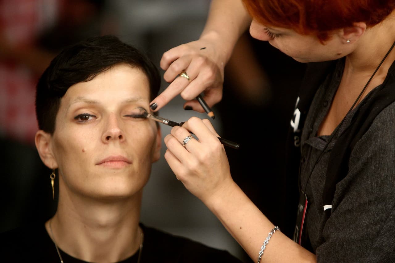 No ponía reparos de que la vieran al natural mientras se alistaba para desfilar, como en esta foto tomada en el 2010, en la Semana de la Moda, primavera verano, en Madrid.