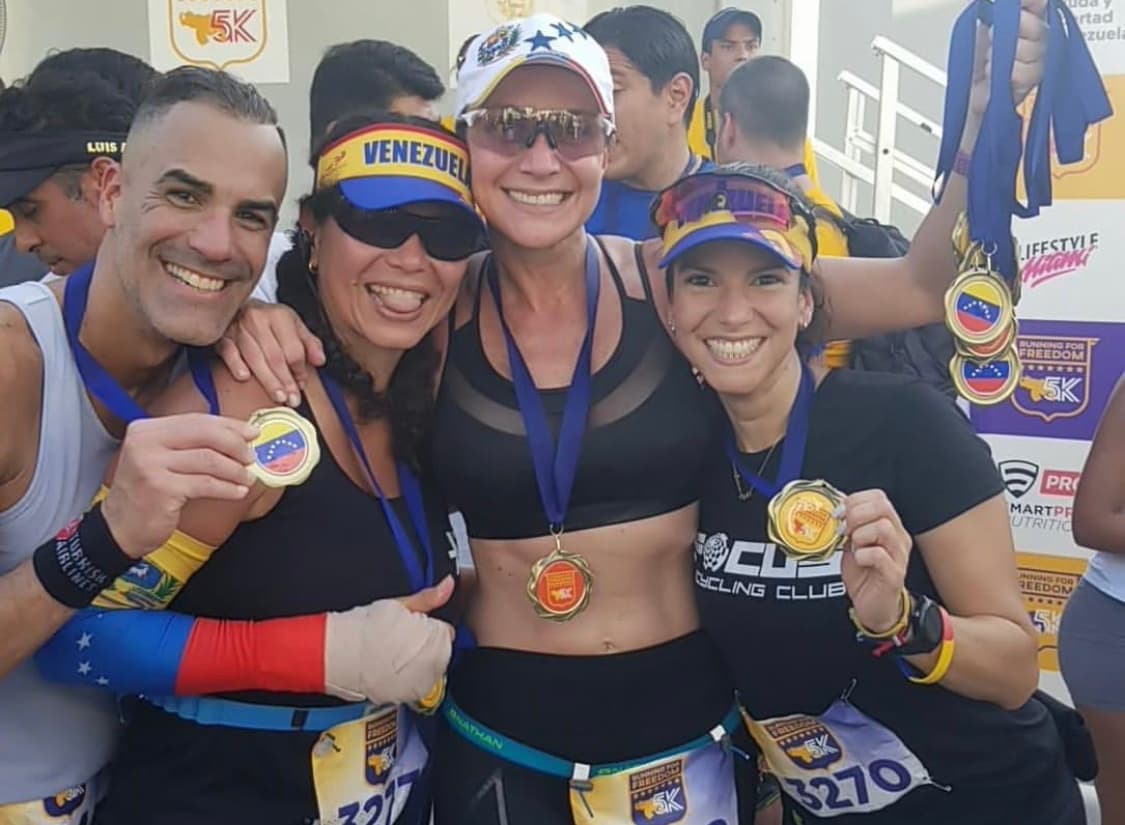 Todos los asistentes recibieron una medalla con la bandera de Venezuela y ellos la exhibieron con orgullo.