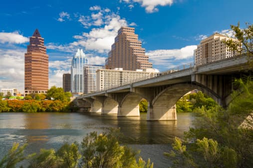 <b>Código Postal: </b> 
<br>78701 
<br>Austin, Texas 
<br>
<b>Renta promedio: </b> 
<br>$2,885 
<br>El ingreso familiar promedio de un residente de Austin es de $55,216 al año.
<br>
<br>Esta región tiene la renta más alta de todo el estado.