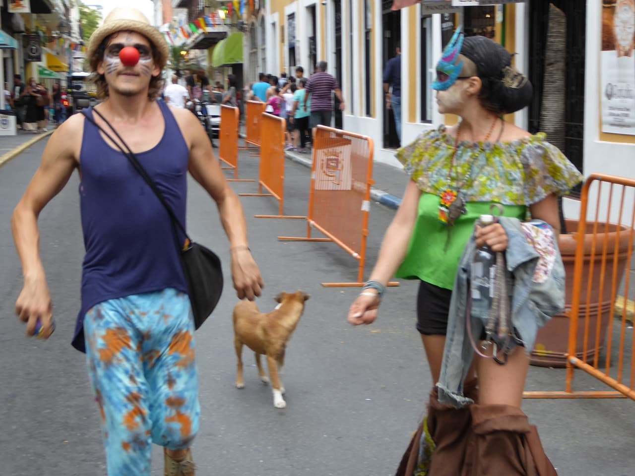 Gente de todas las edades disfrutó a los magos, malabaristas, trapecistas y numerosos artistas, en las calles y plazas del Viejo San Juan.