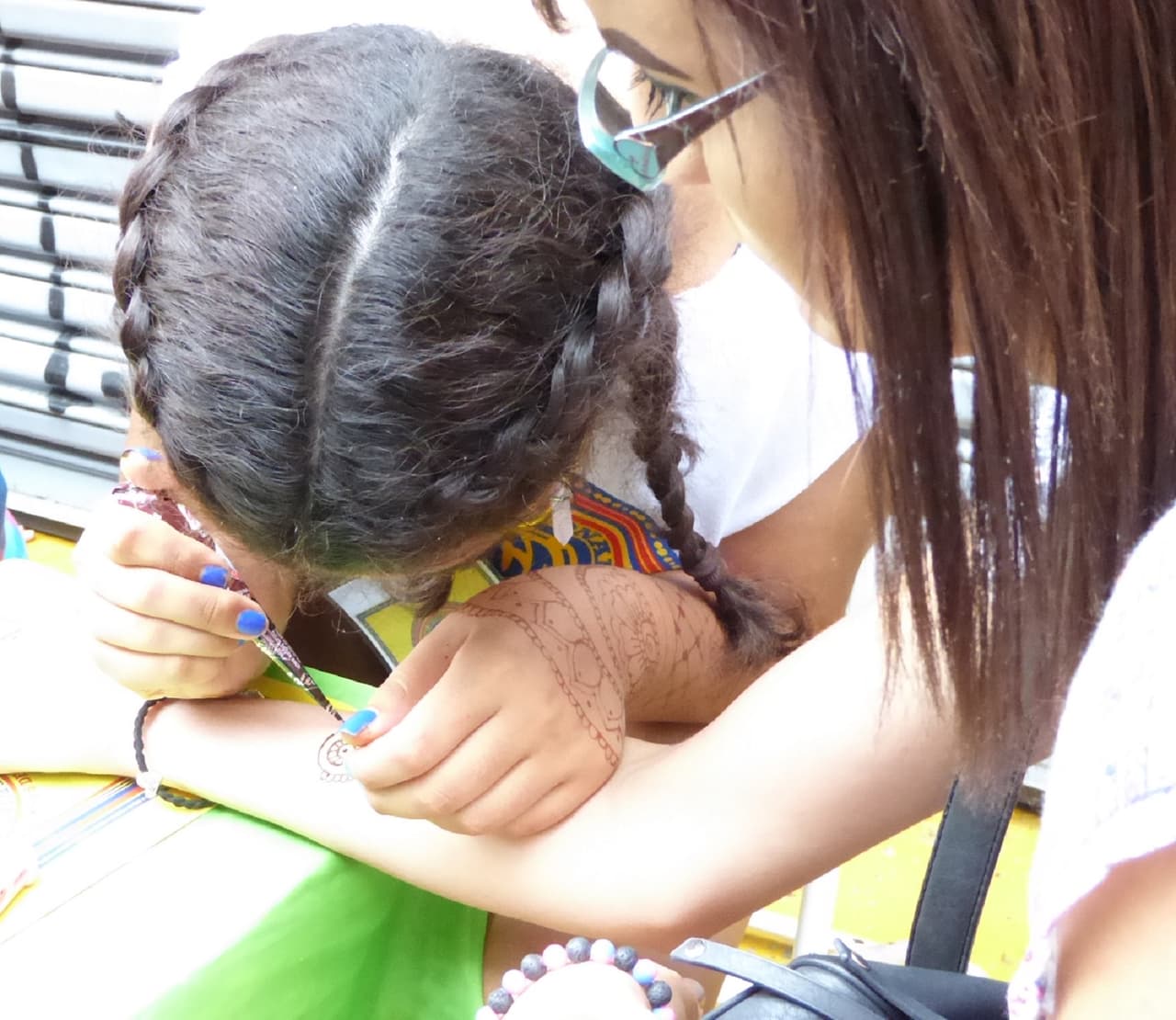 Asistentes participaron en las actividades, como esta chica que realiza un tatuaje en su brazo.