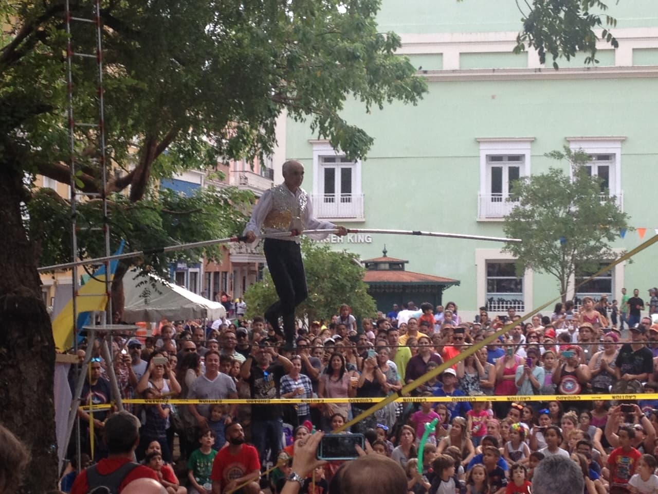 Su acto consistió en desplazarse y hacer piruetas sobre un cable tendido entre dos árboles al lado de la capilla de San Francisco.