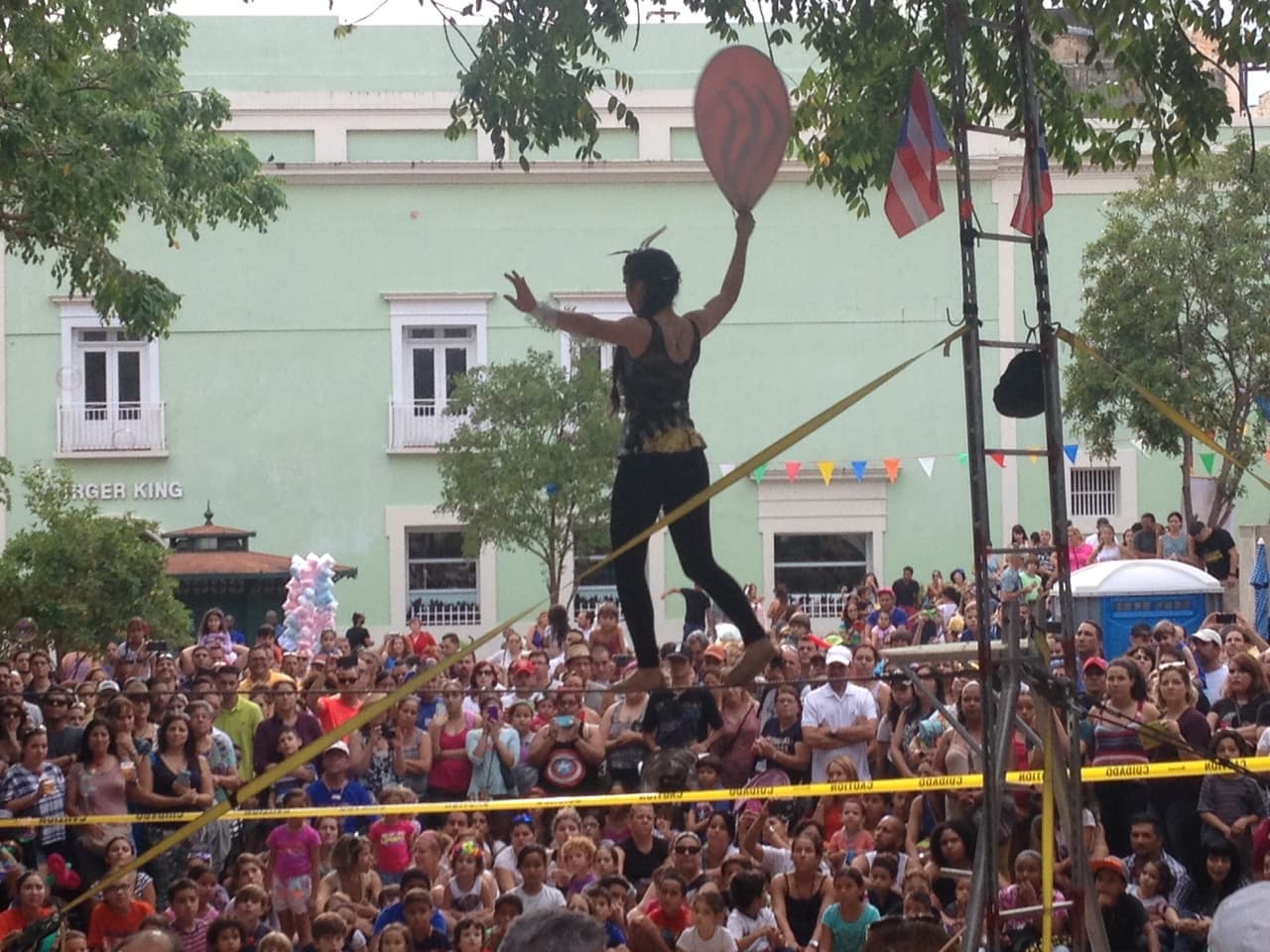 Dos trapecistas, una joven y un adulto, provocaron el asombro del público.