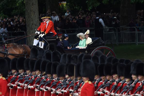 A decir del sitio especializado en turismo 
<a href="https://guialondres.es/trooping-the-colour" target="_blank">Guía Londres</a>, "Trooping the Colour es un acto que se celebra todos los años en Londres para celebrar el cumpleaños del monarca, independientemente del día en que realmente nació".