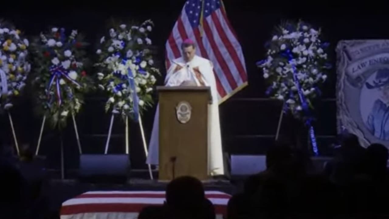 El obispo Brennan hizo una oración final por el oficial Gonzalo Carrasco Jr. y su familia.