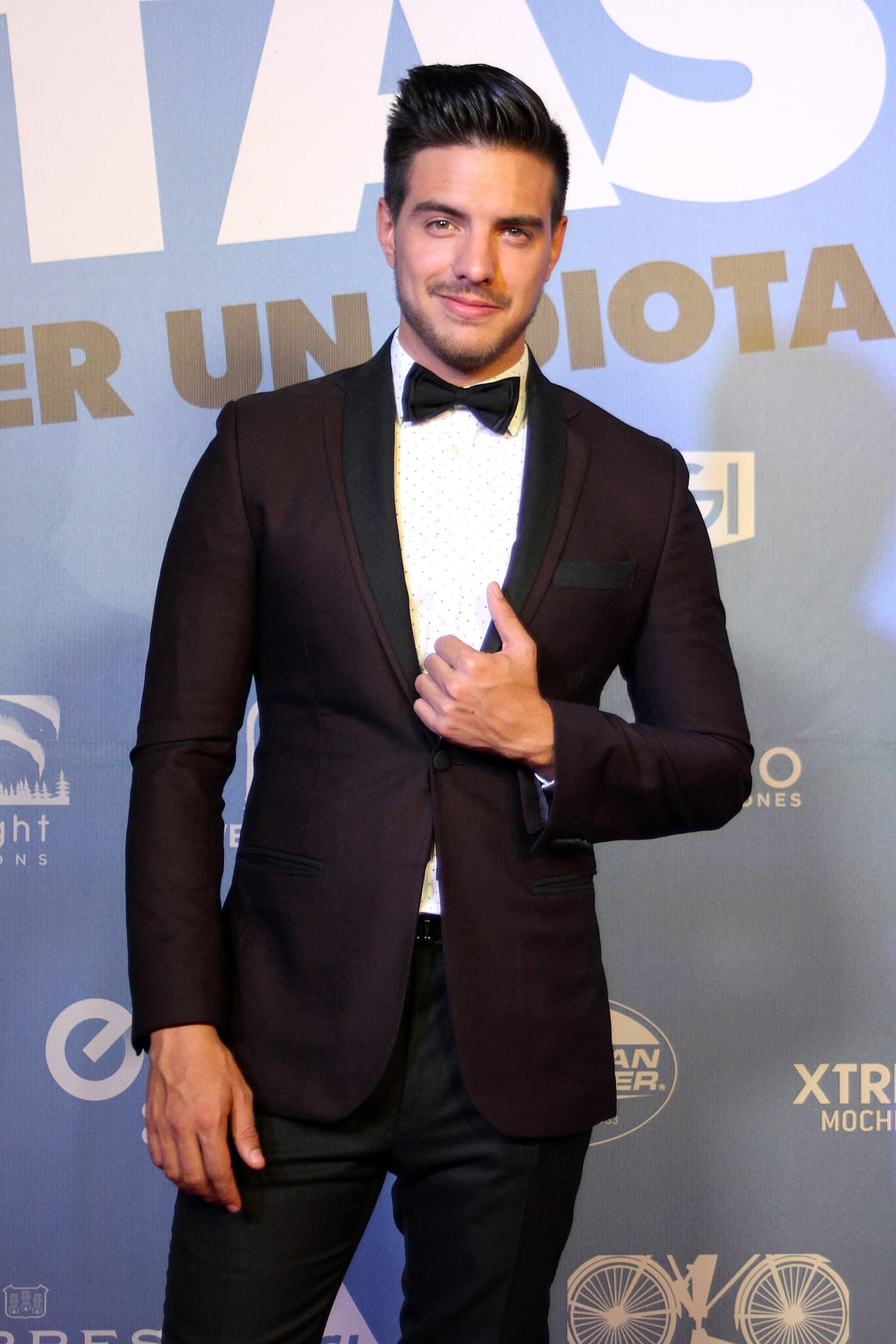 Vadhir Derbez es uno de los protagonistas de la película y así de formal se lució en la alfombra.