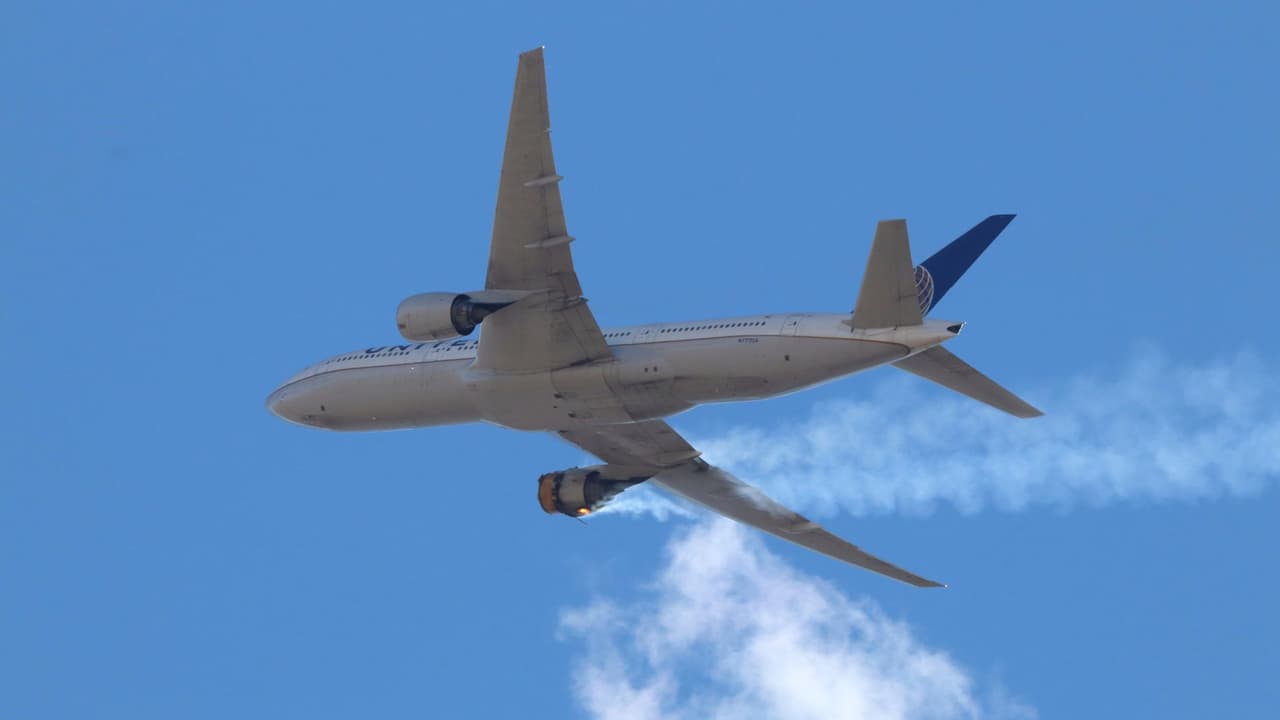 Un total de 69 aviones Boeing 777 y otros 59 almacenados quedaron en tierra en Estados Unidos, Japón y Corea del Sur, los únicos países con aviones que utilizan este motor en particular. United, la única aerolínea estadounidense con aviones afectados, dijo que dejó en tierra 24 Boeing 777 y que otros 28 permanecerán aparcados. 
<b><a href="https://www.univision.com/noticias/estados-unidos/vuelo-de-united-airlines-aterrizaje-de-emergencia-colorado-eeuu">Más información aquí. </a></b>