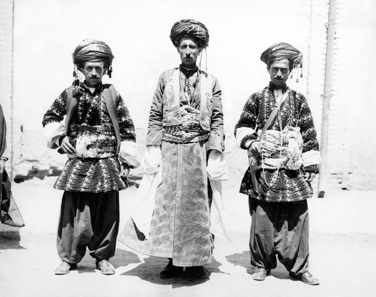 <b>¿Qué pasó con su país? </b>Durante el último siglo los kurdos estuvieron cerca de establecer su propio Estado o regiones autónomas, pero sus sueños se perdieron al ser abandonados por las potencias mundiales.
<b> </b>Con el derrumbe del Imperio Otomano tras
<a href="https://www.univision.com/noticias/politica/a-100-anos-del-fin-de-la-primera-guerra-mundial-asi-fue-la-participacion-de-eeuu-en-el-primer-gran-conflicto-belico-global-fotos">la Primera Guerra Mundial</a>, a los kurdos se les prometió una patria independiente pero esa idea nunca se concretó, y El Kurdistán quedó dividido en pequeñas partes. Desde entonces ha habido rebeliones kurdas casi continuas en Irán, Irak y Turquía. En la fotografía, tomada en 1926 en Teherán, Irán, un grupo de kurdos que asistió a la coronación de Reza Shah Pahlevi como Sha de Irán.