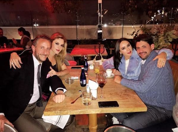 La conductora también subió a Instagram esta foto de una cena de parejas con la actriz Chantal Andere, el 12 de diciembre de 2017.