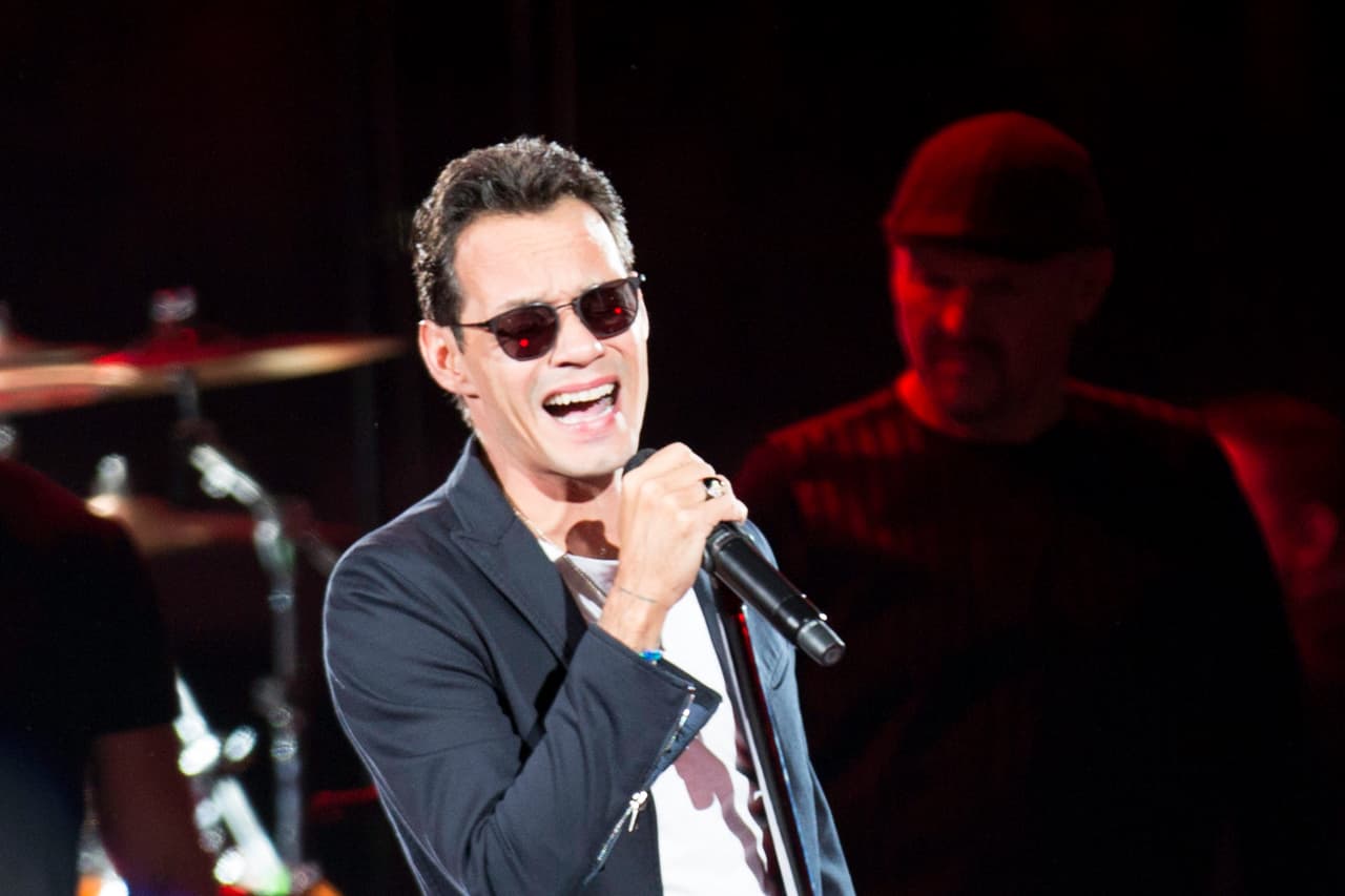 Marc Anthony invitó al escenario al productor y compositor Sergio George para interpretar un par de temas. George produjo los primeros dos discos de Anthony y han seguido colaborando desde entonces.