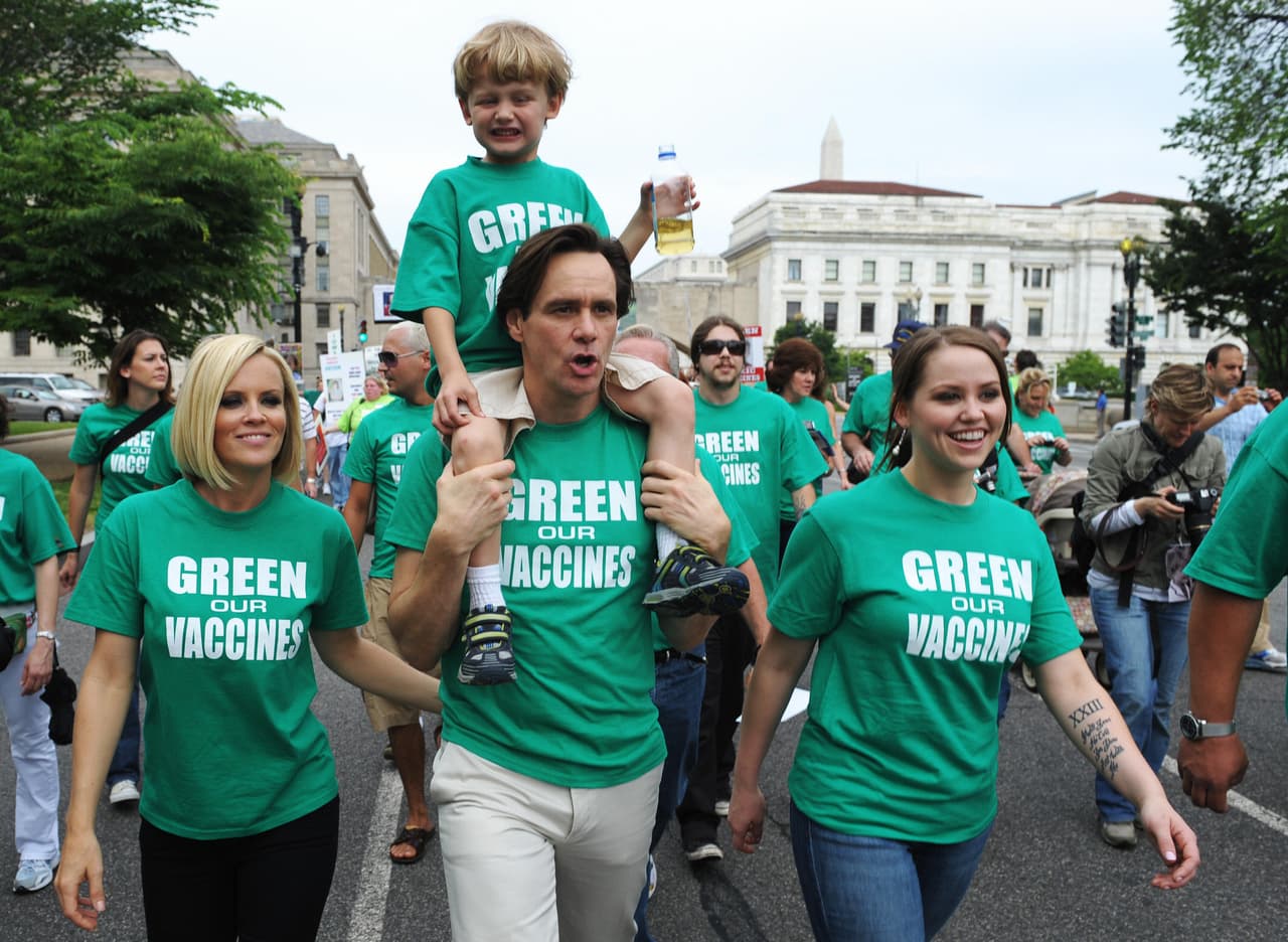 En 2008, Jenny McCarthy y Jim Carrey eran pareja. Durante su relación de cinco años, el actor y la presentadora participaron en Green Our Vaccines, un mitin en Washington, D.C., organizado por grupos en defensa del autismo "para crear conciencia sobre los peligros de las vacunas infantiles, que —creen— están relacionadas con enfermedades como el autismo".