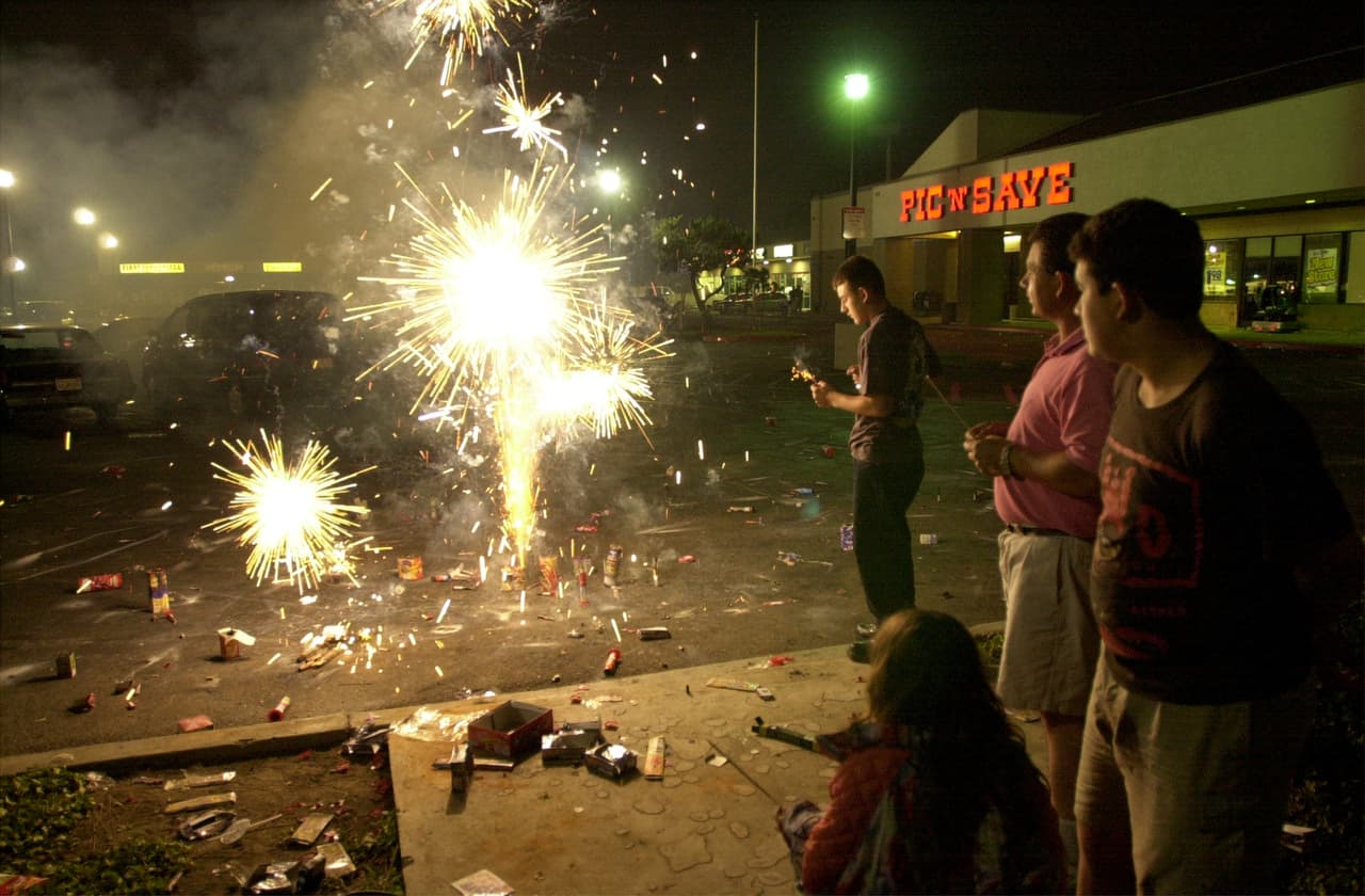 <b>Un día de actividad en las emergencias médicas</b>
<br>
<br>73% de los heridos por fuegos artificiales cada año en EEUU son reportados el mes que se celebra la independencia.
<br>
<br>Alrededor de 730 personas van a emergencias por heridas relacionadas con fuegos artificiales el cuatro de Julio y unas 12 personas mueren por incidentes de este tipo cada año en esta fecha.
<br>
<br>En la fotografía, del cuatro de julio de 2000 en Santa Ana, California, una familia enciende sus fuegos artificiales en la calle.
<br>