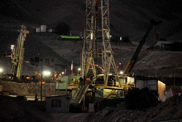 El ministro de Salud, Jaime Mañalich, dijo que "estamos plenamente preparados desde el lunes 11 por la noche" para el rescate de los trabajadores bajo tierra, lo que se interpretó como un anuncio forml del rescate.