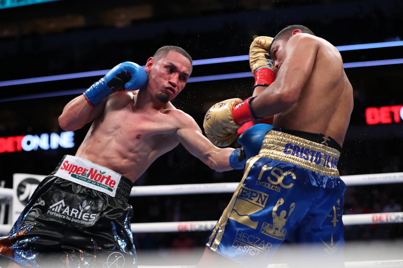 Los jueces otorgaron las tarjetas 115-113 para Román, 117-111 para Estrada y 113-115 para el mexicano, otorgándole así la victoria al Juan Francisco Estrada por decisión dividida y coronarse campeón unificado CMB, The Ring y AMB supermosca.